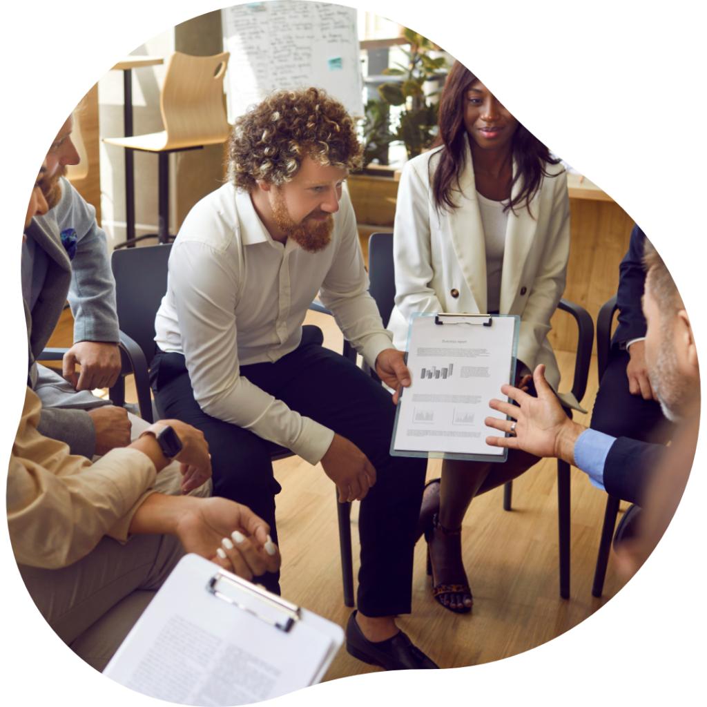 Participants à un atelier de groupe discutant de développement personnel et de bien-être.